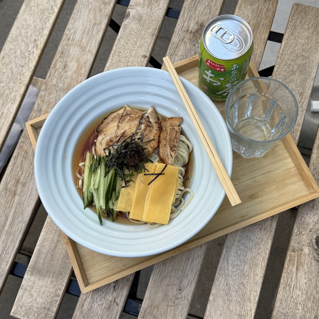 Zimny ramen z chashu i tamago