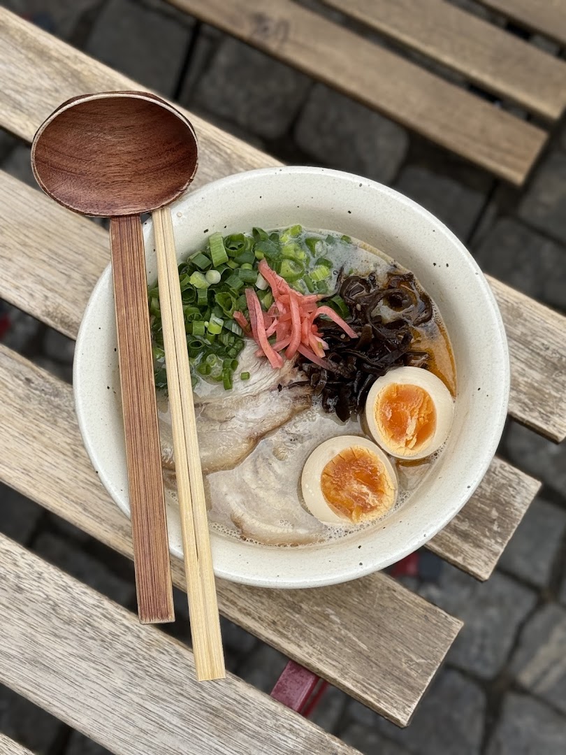Miska ramen z jajkiem i chashu w ciemności